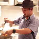 きじま氏、つけ麺を作る図